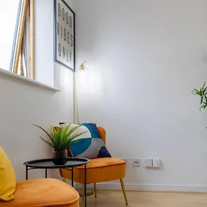 https://morden-apartment-by-the-sea-with-free-parking.brighton-hotels-england.com